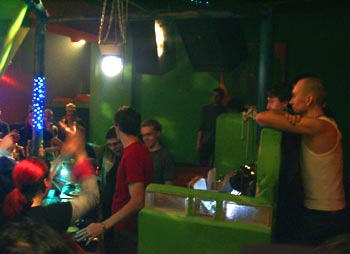  ich hab wirklich ne gute zeit in N gehabt, besonders aufm christkindlmarkt und abends bei euch wars suuper fett :-) also bis bald und liebe gr��e an alle - dr.motte 